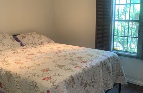Highlands Otro | Charming and cozy Rustic farmhouse . Centrally located !