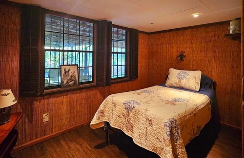 Highlands Otro | Charming and cozy Rustic farmhouse . Centrally located !
