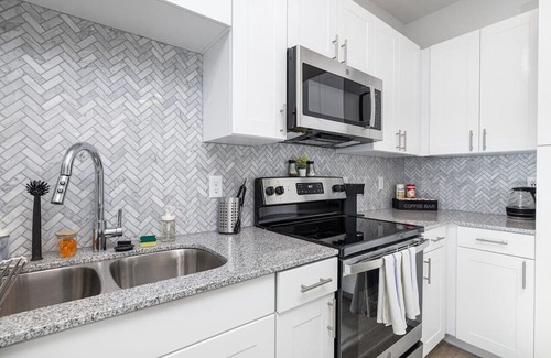 Lewisville Apartamento | Tranquil Lakeside 1BD: Pool, Workout & Desk Space