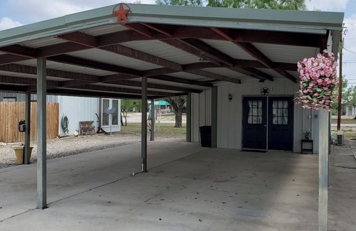 Brackettville Apartamento | Brand New! Cozy, Quiet and Comfortable Tiny Home in Fort Clark Springs!
