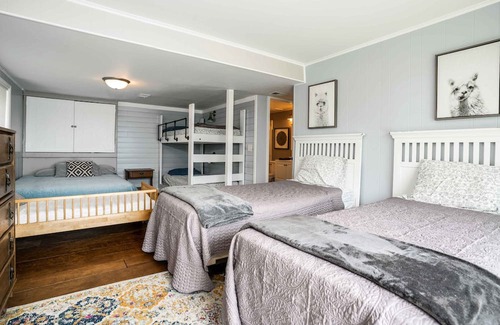 Twin Lakes Casa | Highland House – 8 BDR Home Sleeps 23! Private Pool, Pet Friendly