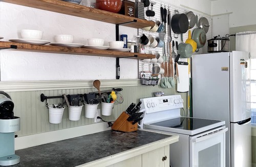 Hull Cabaña | Retro New England cottage – walk to the beach!