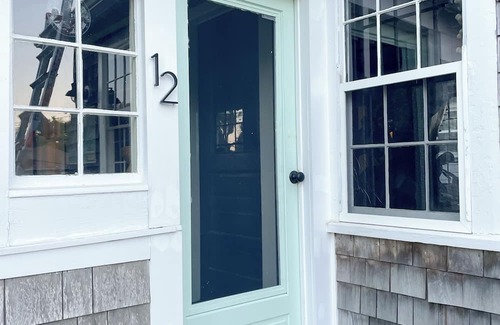 Hull Cabaña | Retro New England cottage – walk to the beach!