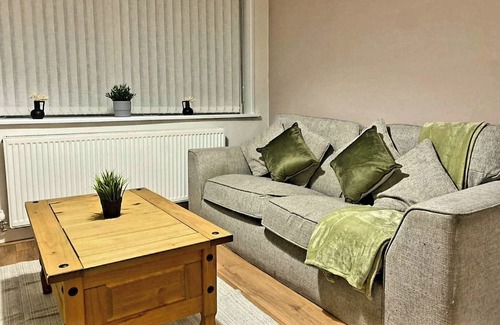 Crawcrook Casa | Modern Home in Newcastle, right next to a Golf Course!