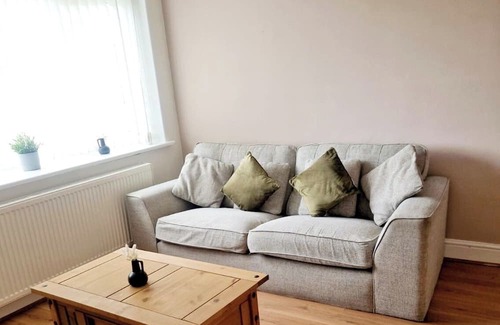 Crawcrook Casa | Modern Home in Newcastle, right next to a Golf Course!