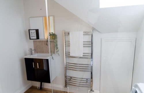 Seisdon Casa | Spacious property Sleeps 13 Guests in Shirley