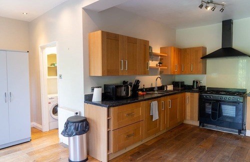 Seisdon Casa | Spacious property Sleeps 13 Guests in Shirley