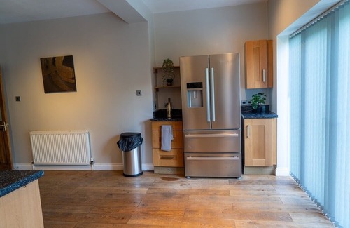 Seisdon Casa | Spacious property Sleeps 13 Guests in Shirley