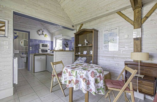 Tracy-sur-Mer Apartamento | La brise marine, studio with shared garden