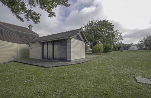 Tracy-sur-Mer Apartamento | La brise marine, studio with shared garden