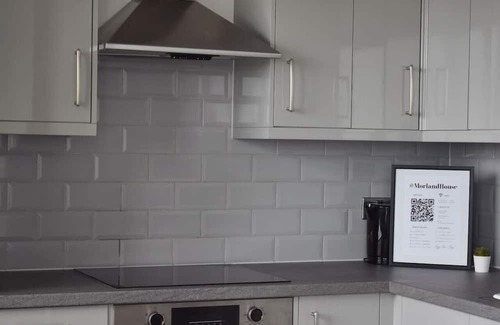 Brentwood Condominio | Beautiful two bedroom with balcony in Brentwood