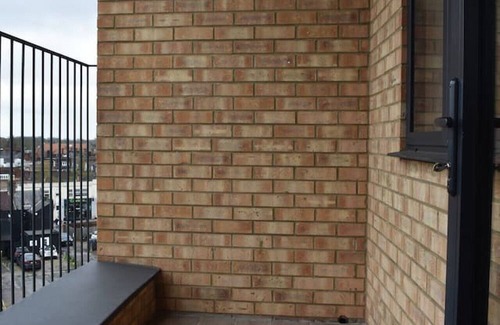 Brentwood Condominio | Beautiful two bedroom with balcony in Brentwood