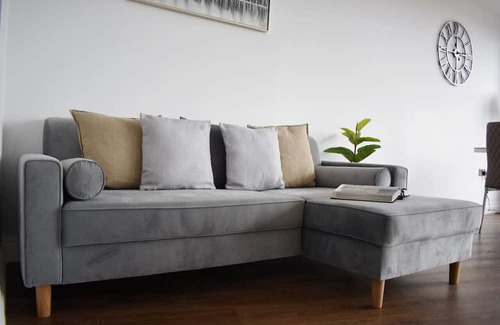 Brentwood Condominio | Beautiful two bedroom with balcony in Brentwood