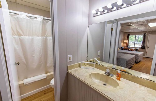 Dry Creek Cabina | Escape to Bundick Lake: Your Charming Cabin Retreat Awaits