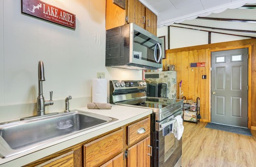 Greentown Cabina | Spacious Lake Ariel Cabin w/Deck + Pool Access!
