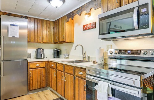 Greentown Cabina | Spacious Lake Ariel Cabin w/Deck + Pool Access!