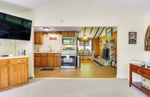 Greentown Cabina | Spacious Lake Ariel Cabin w/Deck + Pool Access!