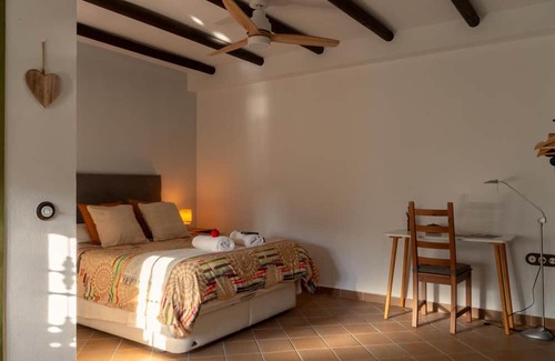 Cuevas del Becerro Apartamento | Apartment 'El Pinsapo Casa Rural' with Mountain View, Private Terrace and Air Conditioning