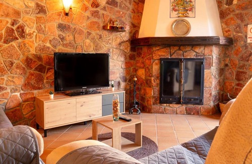 Cuevas del Becerro Apartamento | Apartment 'El Pinsapo Casa Rural' with Mountain View, Private Terrace and Air Conditioning