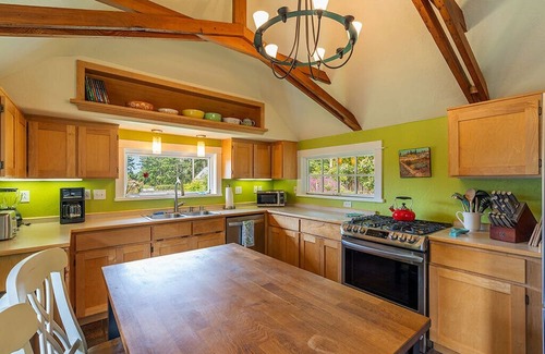 Westhaven-Moonstone Casa | Casa de Rosa~Comfortable Cottage w/ Hot Tub