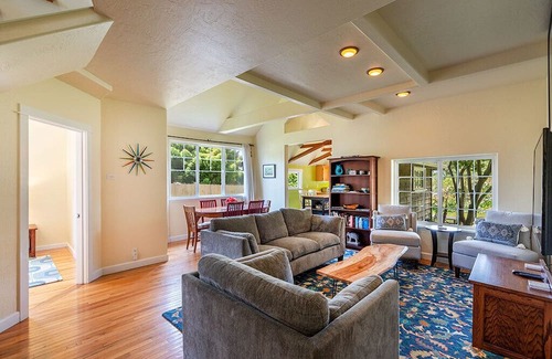Westhaven-Moonstone Casa | Casa de Rosa~Comfortable Cottage w/ Hot Tub