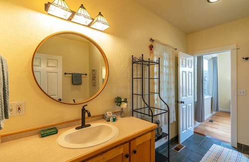 Westhaven-Moonstone Casa | Casa de Rosa~Comfortable Cottage w/ Hot Tub