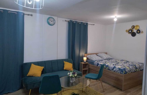 Conflans-Sainte-Honorine Apartamento | Homerez - Studio Conflans, lake view