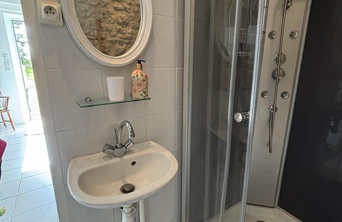 Saint-Pierre-de-Juillers Cabaña | Pretty One Bedroom Gite in tranquil rural location
