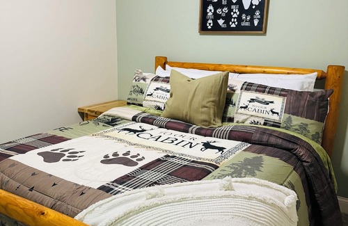 Birch Run Township Cabina | Unit 5 Secluded Woodsy Cabin Retreat with Modern Comforts Near Frankenmuth