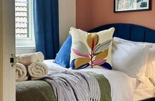 Gravesend Casa | Stylish House in Kent with Wi-Fi&Parking Sleeps 8