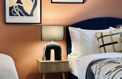 Gravesend Casa | Stylish House in Kent with Wi-Fi&Parking Sleeps 8
