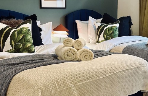 Gravesend Casa | Stylish House in Kent with Wi-Fi&Parking Sleeps 8