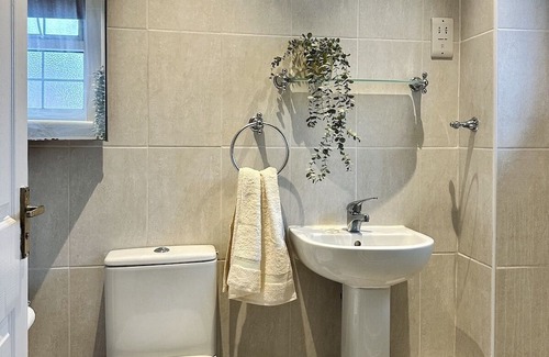 Gravesend Casa | Stylish House in Kent with Wi-Fi&Parking Sleeps 8