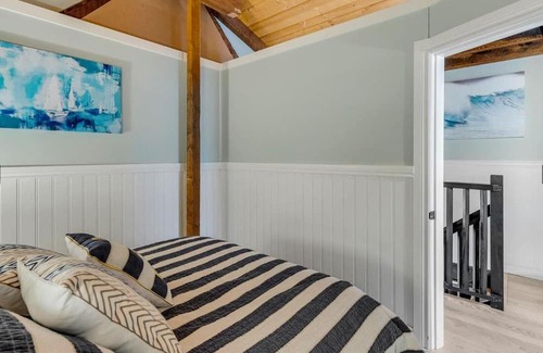 Central Okanagan Cabina | Large Modern Lakefront Cottage! Access to Boat Slip & Beach
