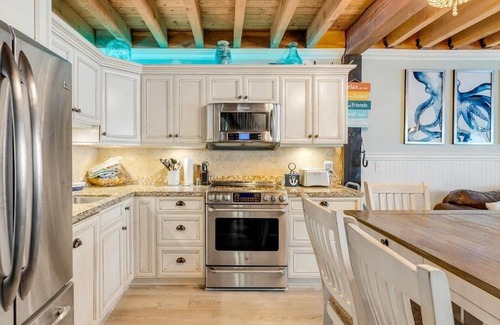 Central Okanagan Cabina | Large Modern Lakefront Cottage! Access to Boat Slip & Beach