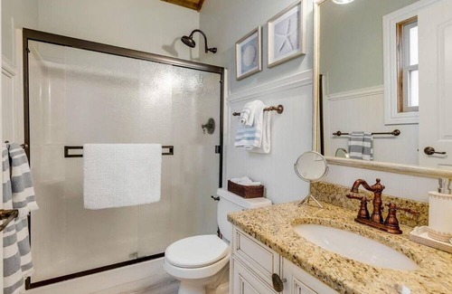 Central Okanagan Cabina | Large Modern Lakefront Cottage! Access to Boat Slip & Beach