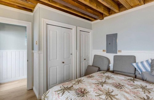 Central Okanagan Cabina | Large Modern Lakefront Cottage! Access to Boat Slip & Beach