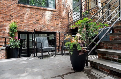 Williamsburg Apartamento | Ainslie Manor by Rove Travel | 6BR TH w/Backyard