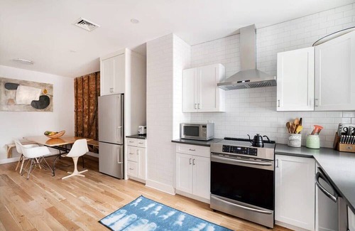 Williamsburg Apartamento | Ainslie Manor by Rove Travel | 6BR TH w/Backyard