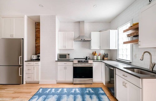 Williamsburg Apartamento | Ainslie Manor by Rove Travel | 6BR TH w/Backyard