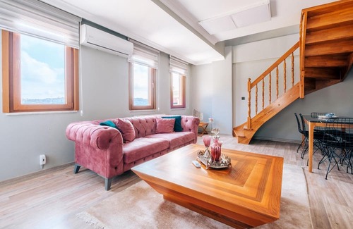 Sakarya Apartamento | Huge Duplex Flat w Terrace Near Bilgi University