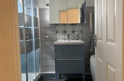 Westcliff-on-Sea Apartamento | Comfortable double bedroom with shared bathroom