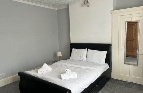 Westcliff-on-Sea Apartamento | Comfortable double bedroom with shared bathroom