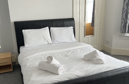 Westcliff-on-Sea Apartamento | Comfortable double bedroom with shared bathroom