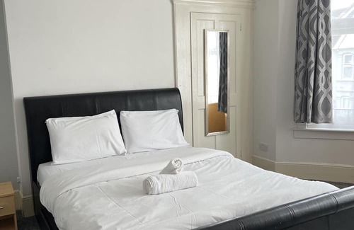 Westcliff-on-Sea Apartamento | Comfortable double bedroom with shared bathroom