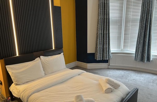 Westcliff-on-Sea Apartamento | Deluxe big size bedroom with a shared bathroom