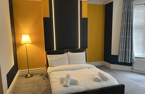 Westcliff-on-Sea Apartamento | Deluxe big size bedroom with a shared bathroom