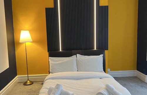 Westcliff-on-Sea Apartamento | Deluxe big size bedroom with a shared bathroom