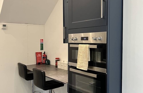 Westcliff-on-Sea Apartamento | Mid-size bedroom with shared bathroom