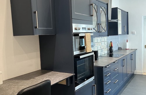 Westcliff-on-Sea Apartamento | Mid-size bedroom with shared bathroom